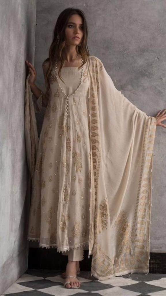 3 Indian Ethnic Wear Styles for Women with Different Body Shapes 12 3 Indian Ethnic Wear Styles for Women with Different Body Shapes 217740508b6bd90f0dd21ec6ac82f88e https://ethniclovers.com/wp-content/uploads/2025/06/5be2fd8de0f45f34b13e01312860d171.avif Ethniclover