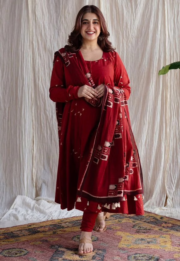 Everyday Styling Tips for Every Woman in Indian Ethnic Fashion 7 Everyday Styling Tips for Every Woman in Indian Ethnic Fashion This is an image of a plus sized model wearing a flowy salwar suit